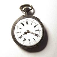 Orologio da tasca antico con quadrante bianco.