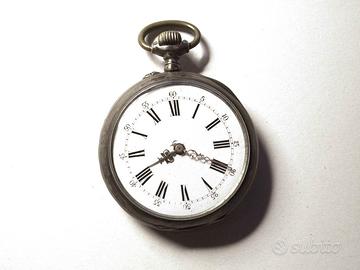 Orologio da tasca antico con quadrante bianco.