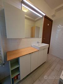 mobile bagno completo di lavandino e specchio