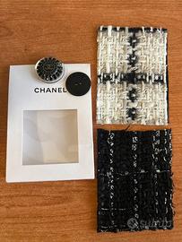 bottone originale Chanel con campione in tessuto