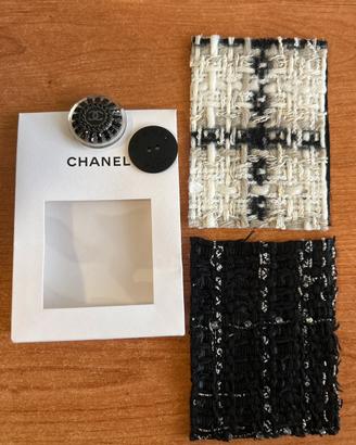 bottone originale Chanel con campione in tessuto