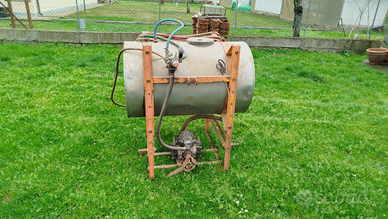 Attrezzo agricolo spruzzatore