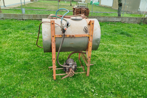 Attrezzo agricolo spruzzatore