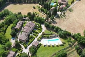 Rustico / Casale di 1900 m² con più di 5 locali e 