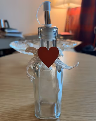 Oliera in vetro con cuore rosso