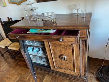 Coppia di antiche credenze