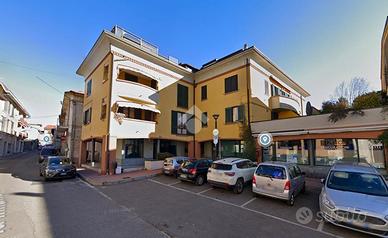 2 LOCALI A LOMAZZO