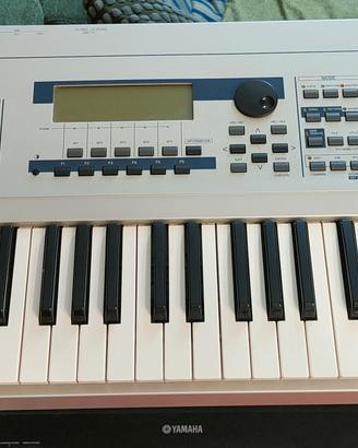 Sintetizzatore Yamaha Mo6 
