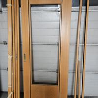 porte scorrevoli e finestra in legno