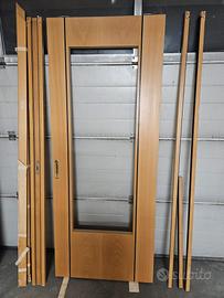 porte scorrevoli e finestra in legno