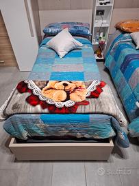 2 letti singoli contenitori con materassi