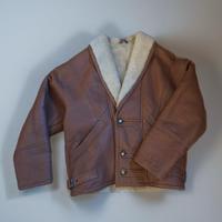 Montone vintage in pelle, foderato internamente.