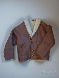 Montone vintage in pelle, foderato internamente.