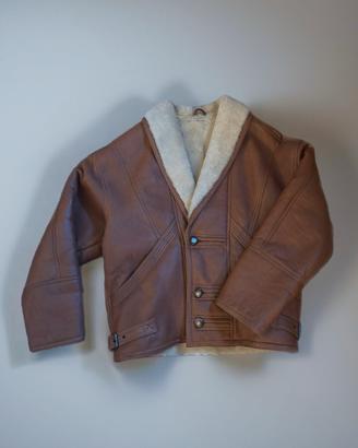 Montone vintage in pelle, foderato internamente.