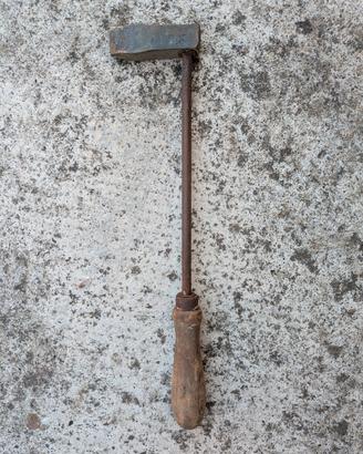 Antico martello da stagnino