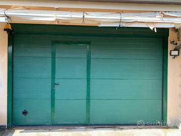 Serranda sezionale motorizzata con porta Breda.