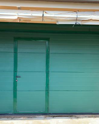 Serranda sezionale motorizzata con porta Breda.