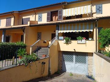 VILLA A SCHIERA A MONTEROSI