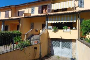 VILLA A SCHIERA A MONTEROSI