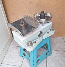 Bilancia antica a due piatti