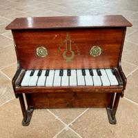 Pianoforte antico giocattolo, strumento musicale