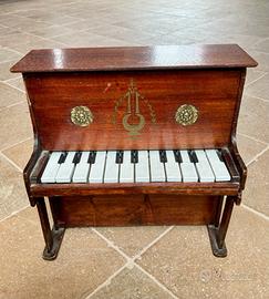 Pianoforte antico giocattolo, strumento musicale