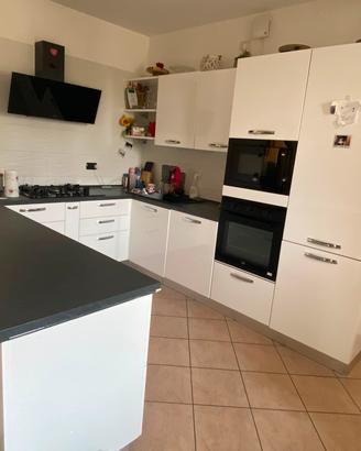 Cucina completa di elettrodomestici con penisola 