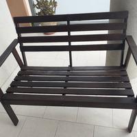 Panca in legno di colore marrone 