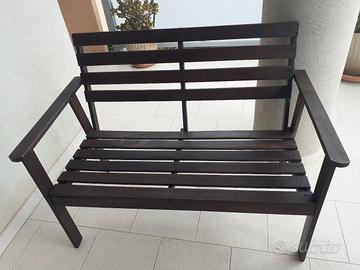 Panca in legno di colore marrone 