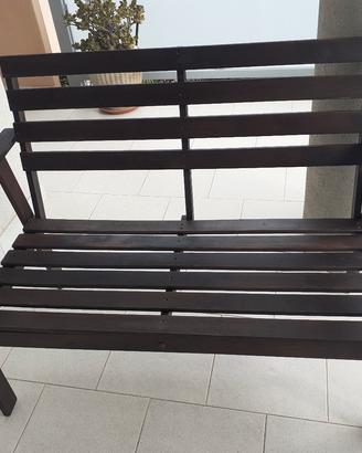 Panca in legno di colore marrone 