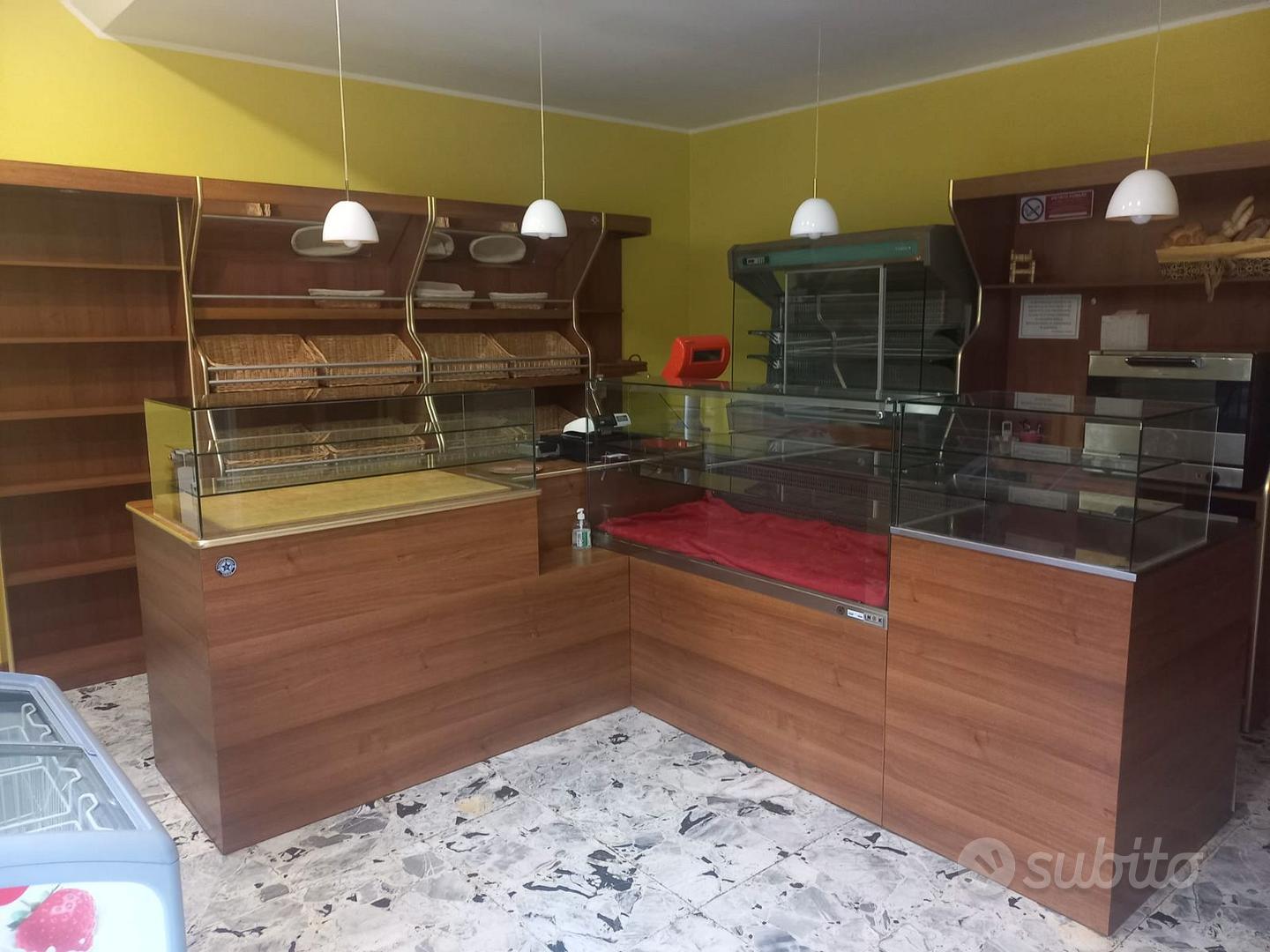 Angoliera a vetrina per cucina - Arredamento e Casalinghi In vendita a  Milano