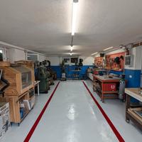 tavoli e banchi da lavoro in legno o metallo 