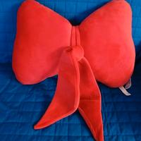 cuscino rosso a forma di fiocco
