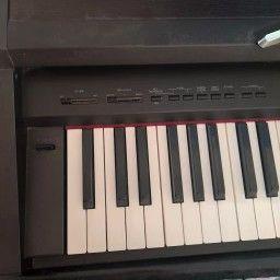 Pianoforte digitale marca ROLAND modello HP 1000s