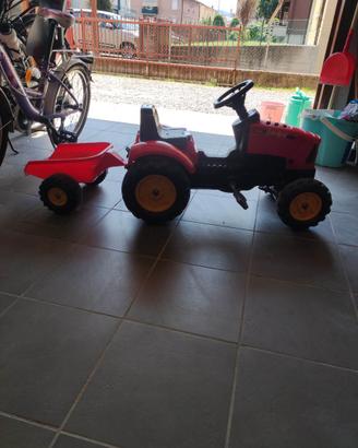 Trattore Falk rosso con rimorchio