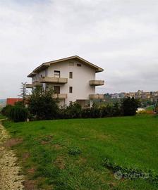 Appartamento di 264 m² con più di 5 locali a Caste