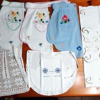 GREMBIULI DA CUCINA E TOVAGLIETTA RICAMATI