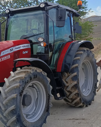 Trattore Massey Ferguson 5711M