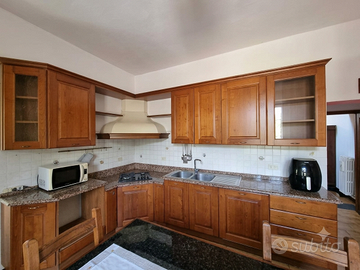 Cucina legno e marmo
