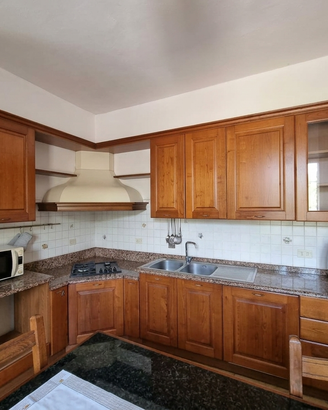 Cucina legno e marmo