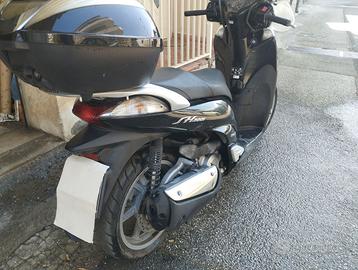 Scooter  con bauletto