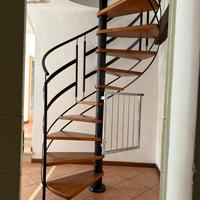 SCALA A CHIOCCIOLA IN FERRO E LEGNO