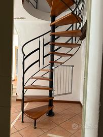 SCALA A CHIOCCIOLA IN FERRO E LEGNO
