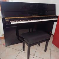Pianoforte verticale da studio YAMAHA, modello B1