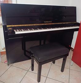 Pianoforte verticale da studio YAMAHA, modello B1
