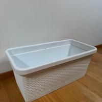 vasi in plastica bianchi