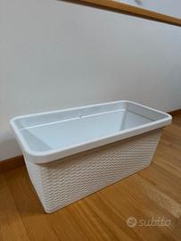 vasi in plastica bianchi