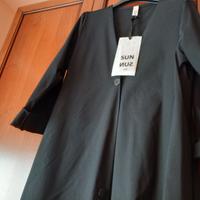 Abito nero nuovo con cartellino