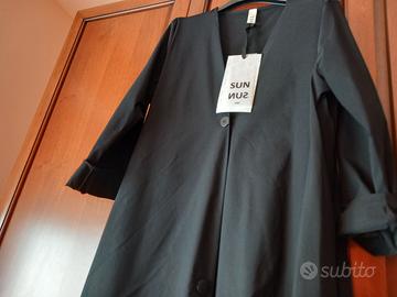 Abito nero nuovo con cartellino