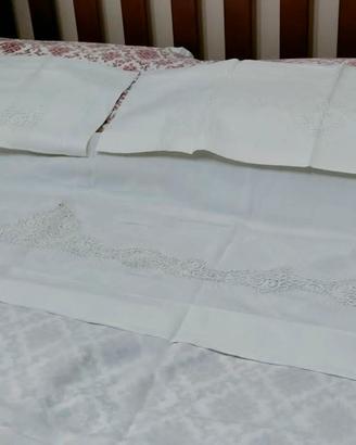 Lenzuolo matrimoniale ricamato a mano 